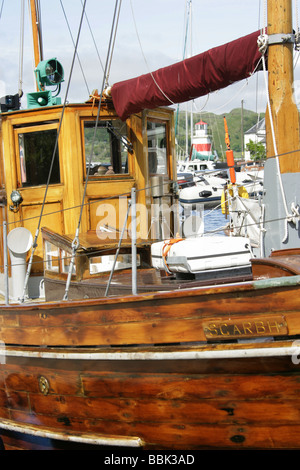 Crinan Canal, l'Écosse. Scarbh bateaux de pêche amarrés au port près de Crinan le son du Jura, sur la côte ouest de l'Écosse. Banque D'Images