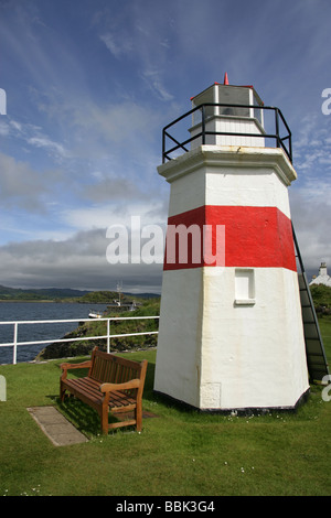 Crinan Canal, l'Écosse. Phare à l'entrée du bassin de la mer à Port Crinan à Loch Crinan sur le son du Jura. Banque D'Images