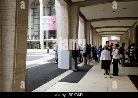 Le Lincoln Center for the Performing Arts, New York USA La Josie Robertson Plaza et l'Avery Fisher Hall Banque D'Images