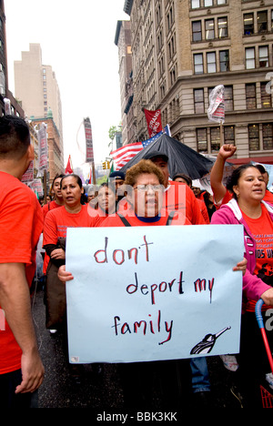 Les immigrants de mars pour l'amnistie, l'égalité des droits, la légalisation, l'égalité raciale, la liberté d'expression, les pratiques de travail - New York City Banque D'Images