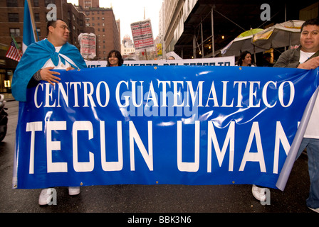 Les immigrants de mars pour l'amnistie, l'égalité des droits, la légalisation, l'égalité raciale, la liberté d'expression, les pratiques de travail - New York City Banque D'Images