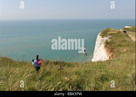 De petites croix et de fleurs au sommet de Beachy Head où les gens se sont suicidés Banque D'Images