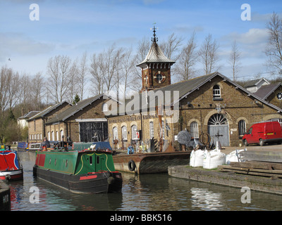 Un grand classique en passant le long du Canal Grand Union Banque D'Images