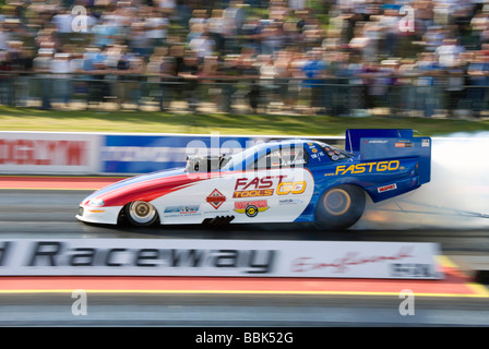 Top Methanol Funny Car dragster tirée par Jurgen Nagel au FIA European Drag Racing Championship à Santa Pod, en Angleterre. Banque D'Images