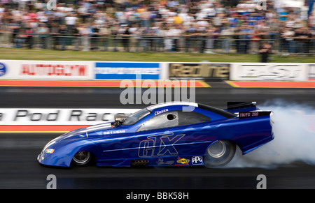 Top Methanol Funny Car dragster conduit par Dan Larsen à la FIA European Drag Racing Championship à Santa Pod, en Angleterre. Banque D'Images