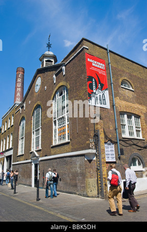 Brick Lane , Shoreditch , East End , Black Eagle Truman Brewery building maintenant un centre culturel ou un centre et marché d'arrière-cour Banque D'Images