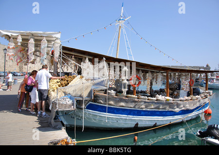 Décrochage souvenirs sur bateau de pêche, Kolona Port, Vieille Ville, Ville de Rhodes, Rhodes, Dodécanèse, Grèce Banque D'Images