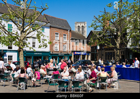 Cafe de la chaussée à St Samson's Square dans le centre-ville avec une tour de la cathédrale de York derrière, York, North Yorkshire, Angleterre Banque D'Images