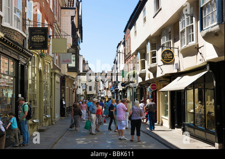 Boutiques sur Stonegate historique dans le centre-ville, York, North Yorkshire, Angleterre Banque D'Images