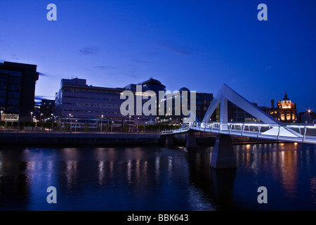 Le nouveau "Pont" quiggly Tradeston rejoindre le quartier financier du centre-ville avec Glasogw Tradeston et le secteur sud. Banque D'Images