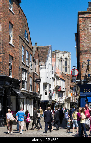 Entrée de Stonegate historique avec une tour de la cathédrale de York dans la distance, York, North Yorkshire, Angleterre Banque D'Images