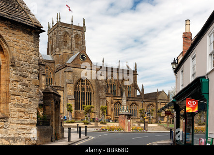 Église de l'abbaye de St Mary the Virgin à Sherborne prises de Half Moon Street Banque D'Images