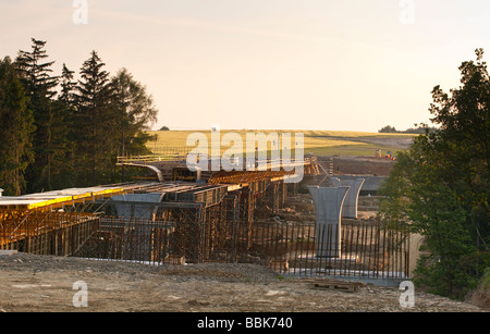 Autobahn construction au coucher du soleil en République tchèque. Banque D'Images