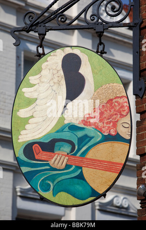 Ange sur une enseigne de pub à l'Angel Inn Pub à Highgate Village, London Banque D'Images