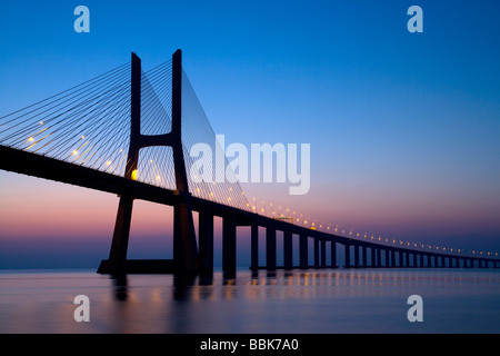 Vasco de Gama suspension bridge at night, Lisbonne, Portugal, Europe Banque D'Images