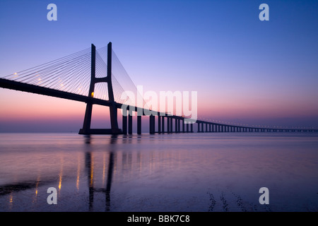 Pont suspendu de Vasco de Gama à l'aube, Portugal, Lisbonne, l'Europe Banque D'Images