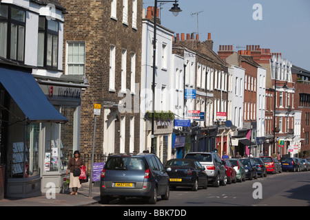 Rangée de maisons avec des cartes à Highgate High Street, Londres Banque D'Images