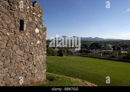 Regardant vers le bas sur les montagnes de Mourne et clough de clough château construit au sommet d'une motte et norman bailey en clough Banque D'Images