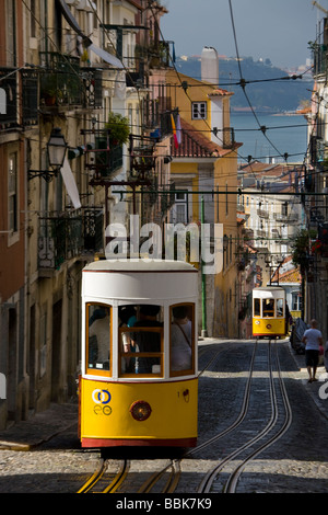 Location de deux ascenseurs sur l'ascenseur da bianca dans le quartier du Bairro Alto de Lisbonne,la ville,Portugal,l'Europe. Banque D'Images