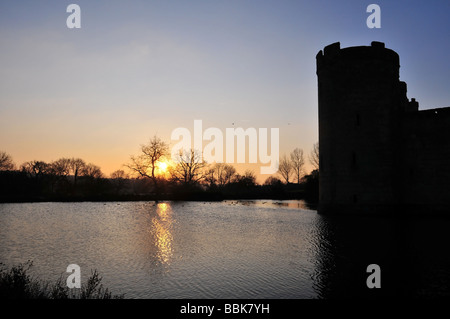 Coucher du soleil rouge sur le fossé à Château de Bodiam, East Sussex, Royaume-Uni Banque D'Images