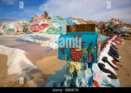 Leonard Knight s création colorée connue comme la montagne du salut Slab City près de Niland Californie Banque D'Images