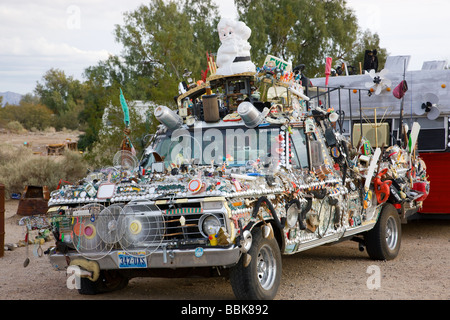 Les véhicules colorés à Slab City Home à une vaste communauté de squatters près de Niland Californie Banque D'Images