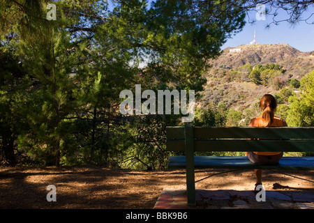 Un randonneur s'arrête pour regarder le panneau Hollywood de la Mt dans Griffith Park Trail Hollywood Los Angeles California Banque D'Images