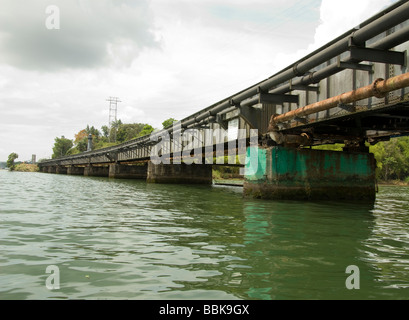 Panama.pont de chemin de fer dans le canal de Panama. Banque D'Images