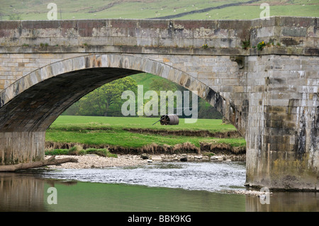 Pont sur la rivière Wharfe à Tonbridge, North Yorkshire Dales National Park Banque D'Images