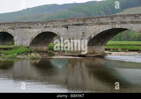 Pont sur la rivière Wharfe à Tonbridge, North Yorkshire Dales National Park Banque D'Images