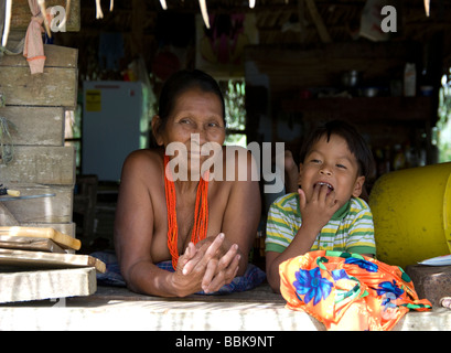 Panama.Community Emberá dans le Parc National de Soberania. Banque D'Images