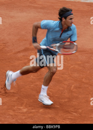 Joueur de tennis Roger Federer courir vers l'avant à Roland Garros