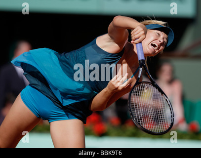 Joueur de tennis Maria Sharapova joue un service à Roland Garros Banque D'Images