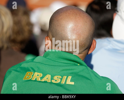 Vue arrière d'un tête à tête spectateurs portant une veste verte avec logo BRASIL Banque D'Images