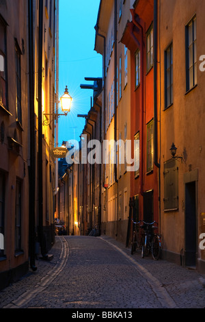 Compte tenu de soirée (Prästgatan Priest's Street), dans la région de Gama Stan, la vieille ville dans le centre de Stockholm, Suède Banque D'Images