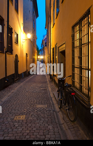 Compte tenu de soirée (Prästgatan Priest's Street), dans la région de Gama Stan, la vieille ville dans le centre de Stockholm, Suède Banque D'Images