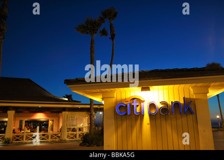 Distributeur automatique de Citibank au crépuscule, Huntington Beach CA Banque D'Images