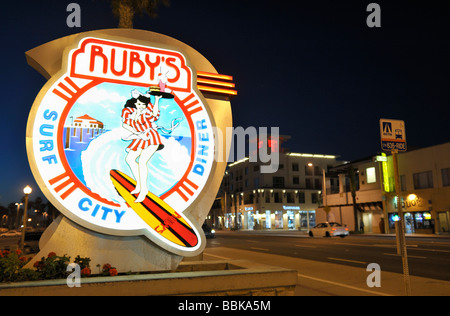 Un grand panneau au néon pour Ruby's Diner sur la jetée, Huntington Beach CA Banque D'Images