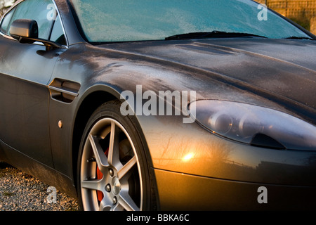 Aston Martin V8 Vantage dans la lumière du soleil du matin Banque D'Images