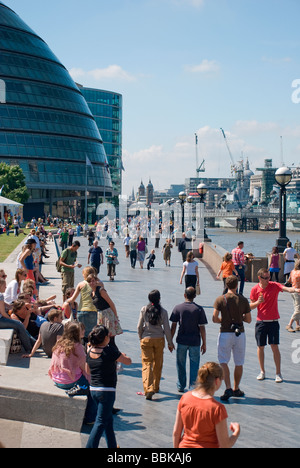 Queens Promenade southbank london encombrée de touristes Banque D'Images