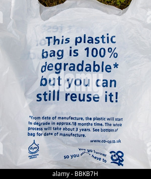 Une réutilisable, sac en plastique biodégradable à partir de la chaîne de supermarchés Coop. UK Banque D'Images