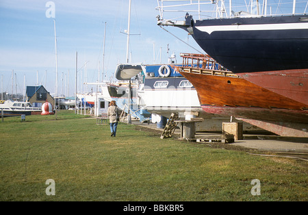 Burnham on Crouch, Essex. Bateaux en stationnement sur la terre à côté du port de plaisance. Banque D'Images