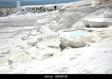 Terrasses de travertin blanc, Pamukkale, province de Denizli, République de Türkiye Banque D'Images