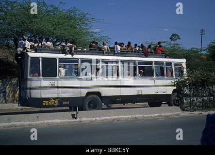 Udaipur, Rajasthan, Inde, bus bondé de quitter la ville. Banque D'Images