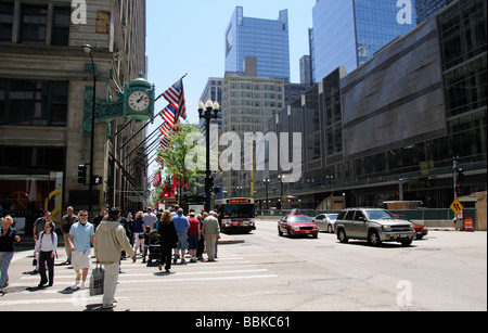 Réveil et stars and stripes les drapeaux sur Macys Magasin Stree Chicago Illinois USA la célèbre horloge a été placée en 1897 leur Banque D'Images