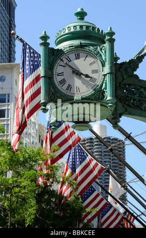 Réveil et stars and stripes les drapeaux sur Macys Store Chicago Illinois USA la célèbre horloge a été placée en 1897 leur Banque D'Images