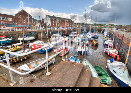 Le port de North Berwick en Écosse, à marée basse. Le port est plein de voiliers et dériveurs. Banque D'Images