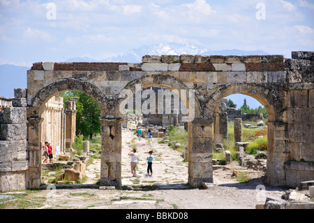 Arc de Domitien, l'Agora, Hiérapolis, province de Denizli, République de Türkiye Banque D'Images