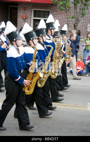 Ville de Naperville. Memorial Day Parade Lundi, 25 mai 2009. Marching Huskies. Naperville North High School Banque D'Images