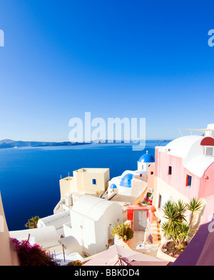 Dôme bleu églises et l'architecture des Cyclades classique sur la mer Méditerranée à l'Oia santorini célèbre île grecque Banque D'Images